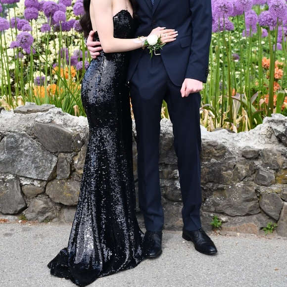 Sequent black prom dress with a slit on left leg + built in strapless bra - Picture 2 of 4